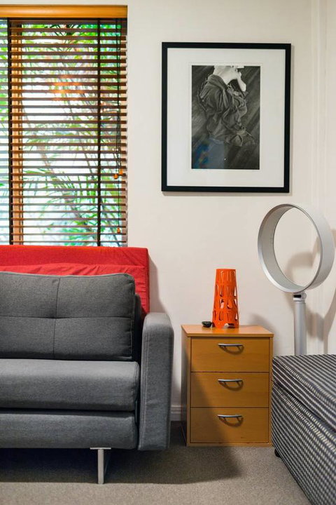 Waterfront Apartment Brimming With Inspirational Artwork - Accommodation Rockhampton 11