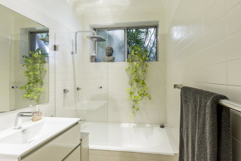 Waterfront Apartment Brimming With Inspirational Artwork - Accommodation Rockhampton 2