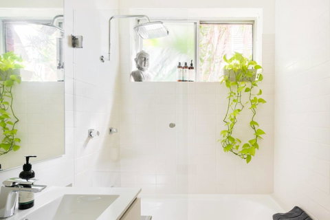 Waterfront Apartment Brimming With Inspirational Artwork - Accommodation Rockhampton 8