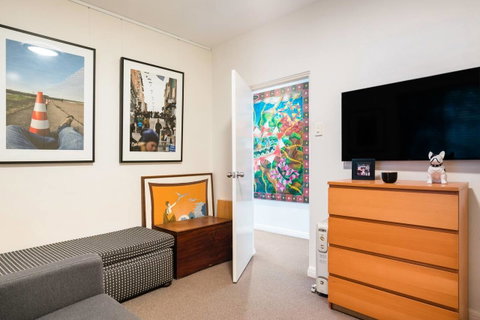 Waterfront Apartment Brimming With Inspirational Artwork - Accommodation Rockhampton 22