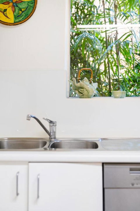 Waterfront Apartment Brimming With Inspirational Artwork - Accommodation Rockhampton 15