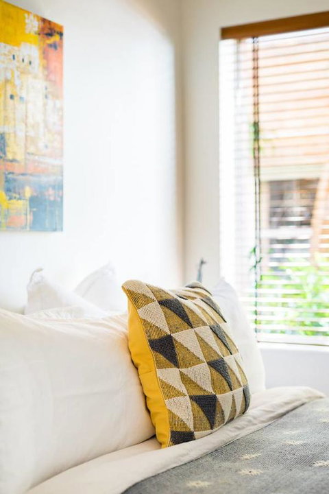 Waterfront Apartment Brimming With Inspirational Artwork - Accommodation Rockhampton 20