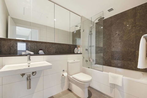 Stunning Sunset Water View 2BEDs On High Rises - Accommodation Rockhampton 10