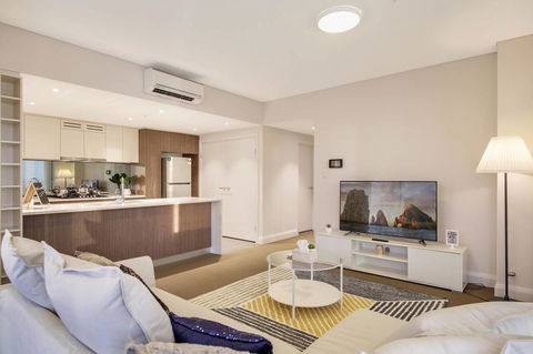 Stunning Sunset Water View 2BEDs On High Rises - Accommodation Rockhampton 1