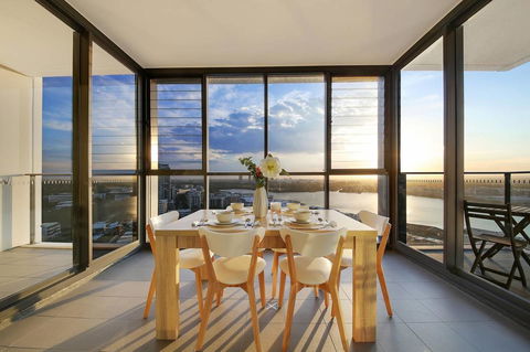 Stunning Sunset Water View 2BEDs On High Rises - Accommodation Rockhampton 15