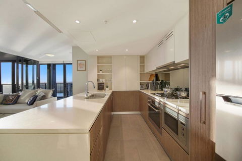 Stunning Sunset Water View 2BEDs On High Rises - Accommodation Rockhampton 11
