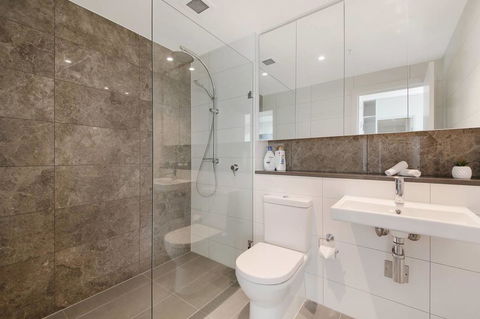 Stunning Sunset Water View 2BEDs On High Rises - Accommodation Rockhampton 14