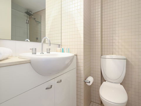 Lower Bridge And Sails - Executive 2BR Darlinghurst Apartment With Balcony And Rooftop Views - Accommodation Rockhampton 10