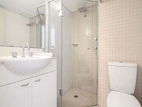 Lower Bridge And Sails - Executive 2BR Darlinghurst Apartment With Balcony And Rooftop Views - Accommodation Rockhampton 9