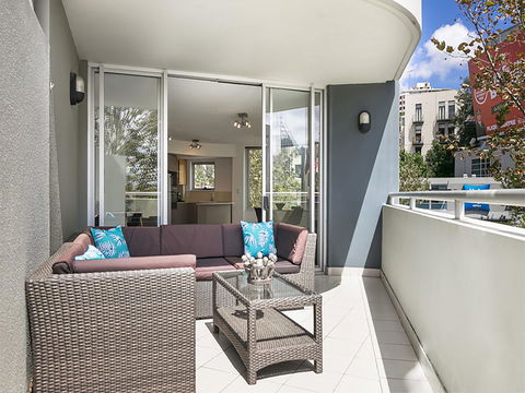 Lower Bridge And Sails - Executive 2BR Darlinghurst Apartment With Balcony And Rooftop Views - Accommodation Rockhampton 5