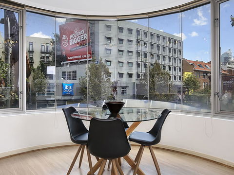 Lower Bridge And Sails - Executive 2BR Darlinghurst Apartment With Balcony And Rooftop Views - Accommodation Rockhampton 1