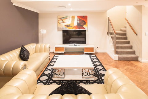 Seasons Harbour Plaza - Accommodation Rockhampton 4