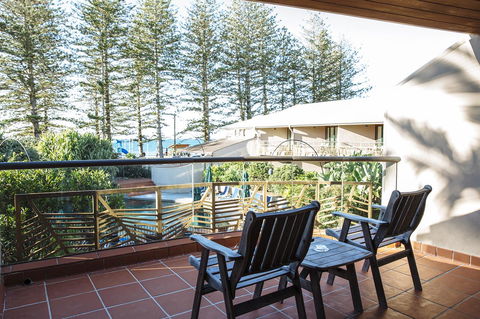 Beach Hotel Resort - Accommodation Rockhampton 2