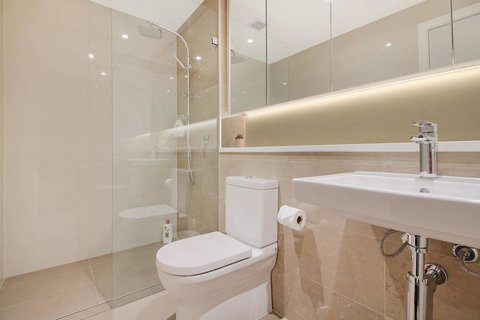 Brand New 3 Bedrooms Apt With Waterfront View - Accommodation Rockhampton 1