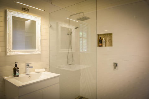 Arcadia - The Barn Cottage & Rosehill Cottage - Accommodation Rockhampton 11