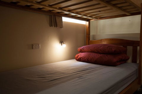Mad Monkey Broadway - Accommodation Rockhampton 2