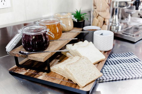 Mad Monkey Broadway - Accommodation Rockhampton 4