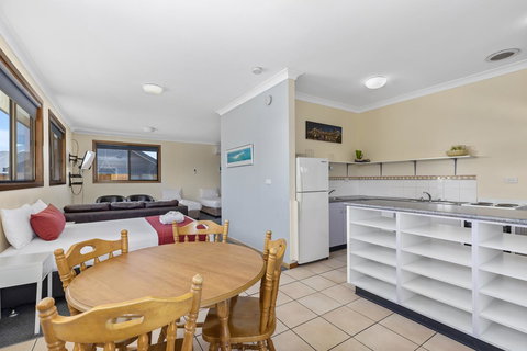 Coastal Bay Motel - Accommodation Rockhampton 9