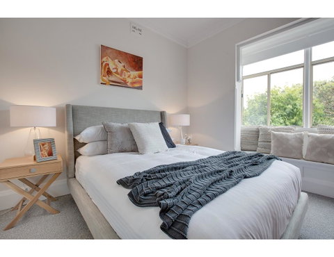 Large, Stylish And Quiet Penthouse Steps From Surf - Accommodation Rockhampton 10