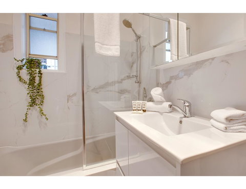 Large, Stylish And Quiet Penthouse Steps From Surf - Accommodation Rockhampton 2