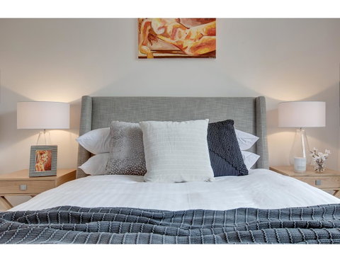 Large, Stylish And Quiet Penthouse Steps From Surf - Accommodation Rockhampton 11