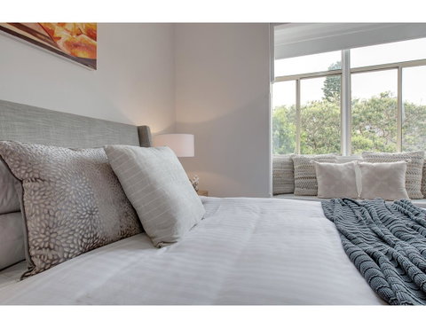 Large, Stylish And Quiet Penthouse Steps From Surf - Accommodation Rockhampton 12