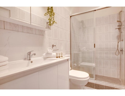 Large, Stylish And Quiet Penthouse Steps From Surf - Accommodation Rockhampton 13