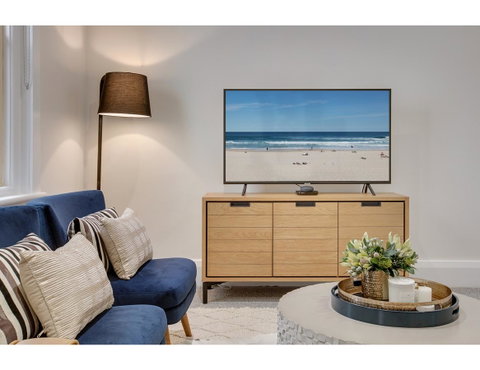 Large, Stylish And Quiet Penthouse Steps From Surf - Accommodation Rockhampton 4