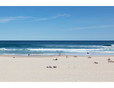 Large, Stylish And Quiet Penthouse Steps From Surf - Accommodation Rockhampton 25