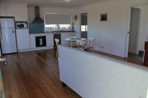 Red Waratah - Accommodation Rockhampton 7