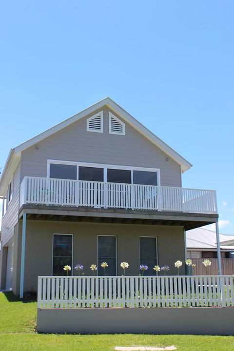Red Waratah - Accommodation Rockhampton 0