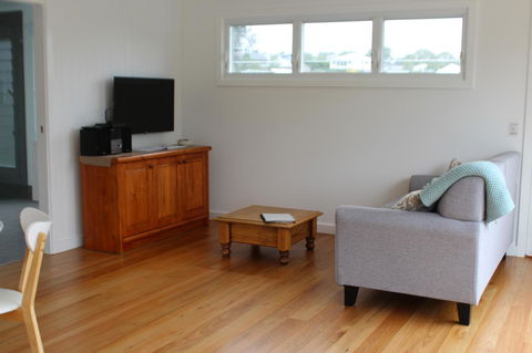 Red Waratah - Accommodation Rockhampton 5