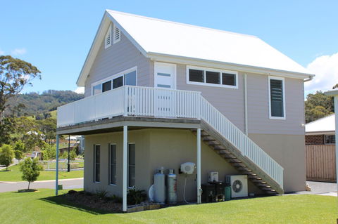 Red Waratah - Accommodation Rockhampton 3