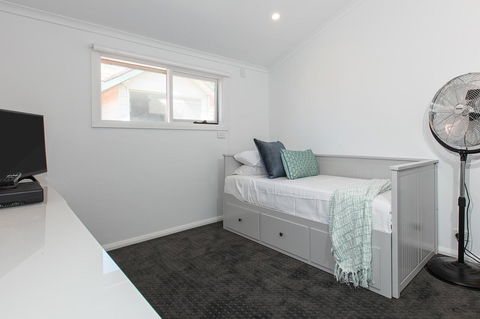 Elegant Family Home Close To Harbour And Views - Accommodation Rockhampton 8