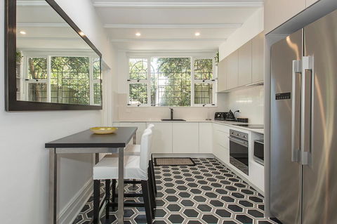 Elegant Family Home Close To Harbour And Views - Accommodation Rockhampton 5