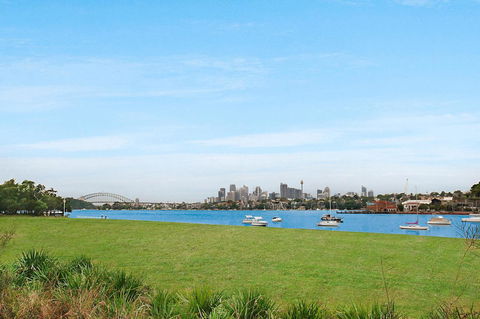 Elegant Family Home Close To Harbour And Views - Accommodation Rockhampton 17