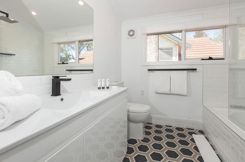 Elegant Family Home Close To Harbour And Views - Accommodation Rockhampton 10