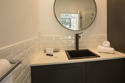 Elegant Family Home Close To Harbour And Views - Accommodation Rockhampton 7