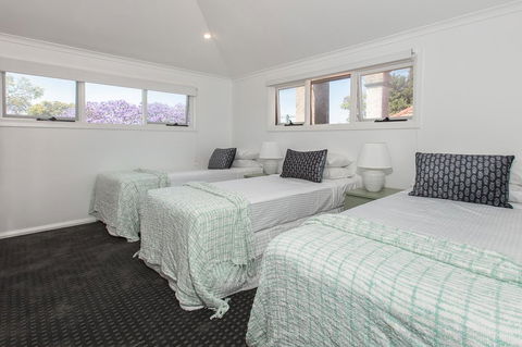 Elegant Family Home Close To Harbour And Views - Accommodation Rockhampton 9