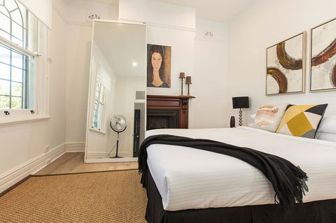 Elegant Family Home Close To Harbour And Views - Accommodation Rockhampton 2