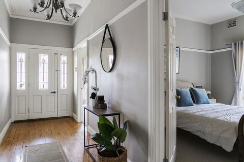 The Spa Cottage With HotTub, Netflix & Stan - Accommodation Rockhampton 5