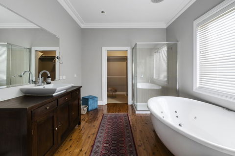 The Spa Cottage With HotTub, Netflix & Stan - Accommodation Rockhampton 12