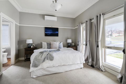 The Spa Cottage With HotTub, Netflix & Stan - Accommodation Rockhampton 13