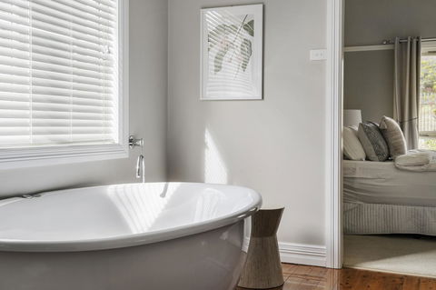 The Spa Cottage With HotTub, Netflix & Stan - Accommodation Rockhampton 3