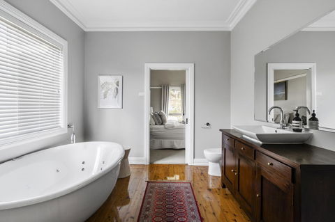 The Spa Cottage With HotTub, Netflix & Stan - Accommodation Rockhampton 11