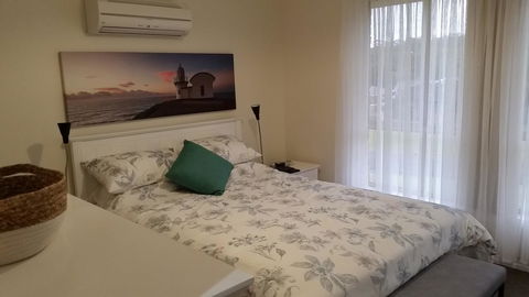Twin Palms Holiday House At Lighthouse - Accommodation Rockhampton 1