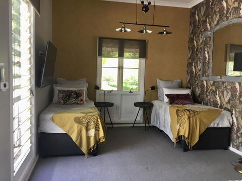 Chanticleer Gardens Barn Cottage With A Pool - Accommodation Rockhampton 14