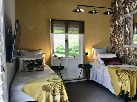 Chanticleer Gardens Barn Cottage With A Pool - Accommodation Rockhampton 6