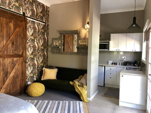 Chanticleer Gardens Barn Cottage With A Pool - Accommodation Rockhampton 19