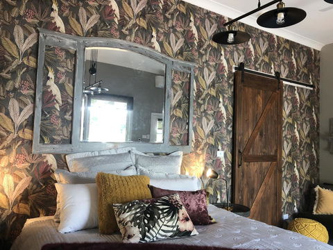 Chanticleer Gardens Barn Cottage With A Pool - Accommodation Rockhampton 20